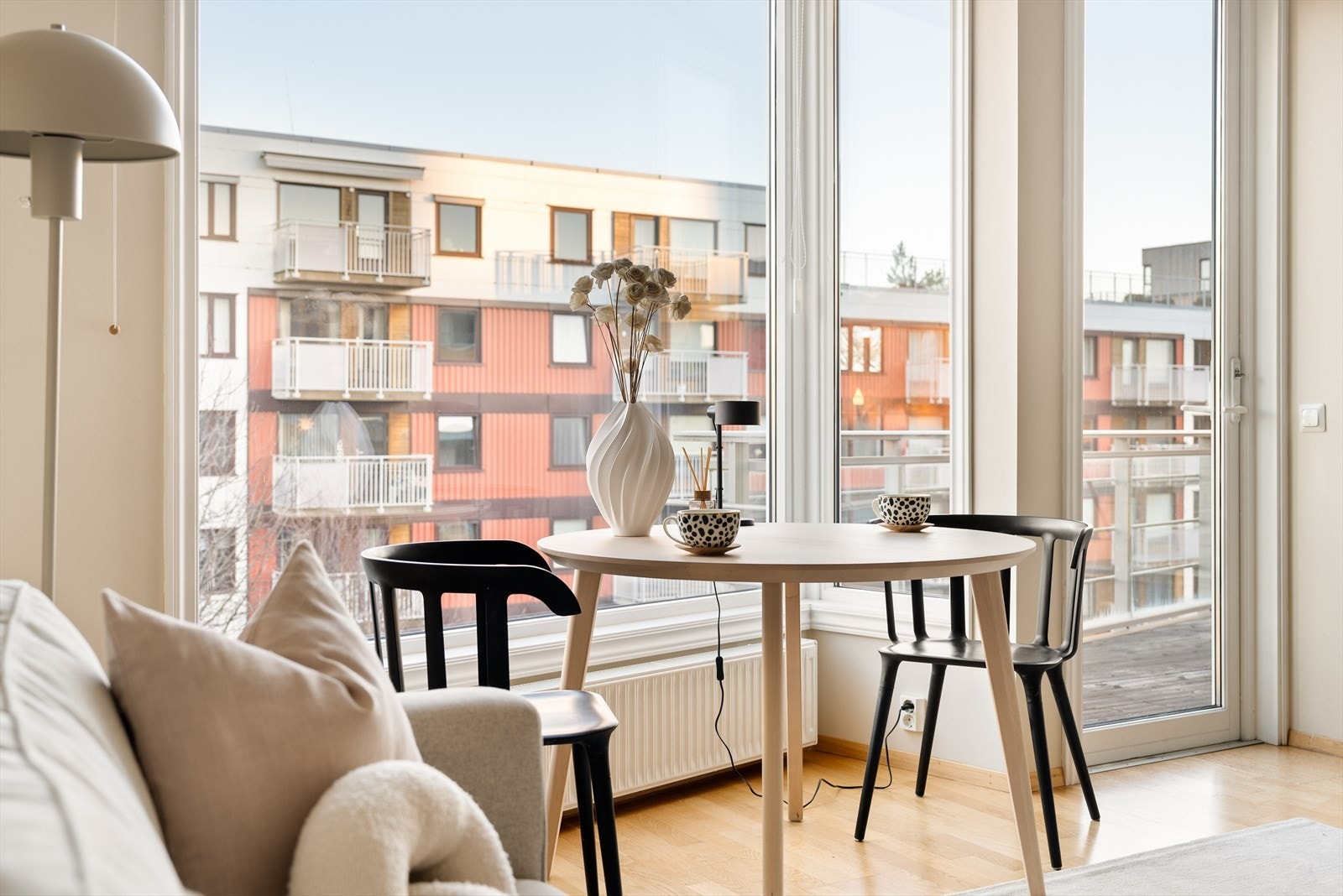 Fra stuevinduene har man en luftig utsikt over uteområdene. Galleribilde