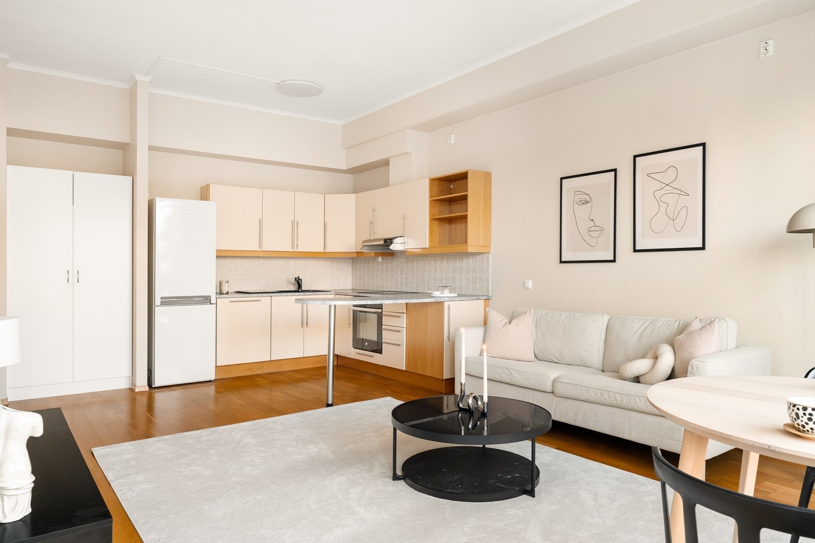 Leiligheten har en god takhøyde og store vindusflater som gir godt med lysinnslipp. Stue og kjøkkendelen utgjør ca.27 kvm. Galleribilde