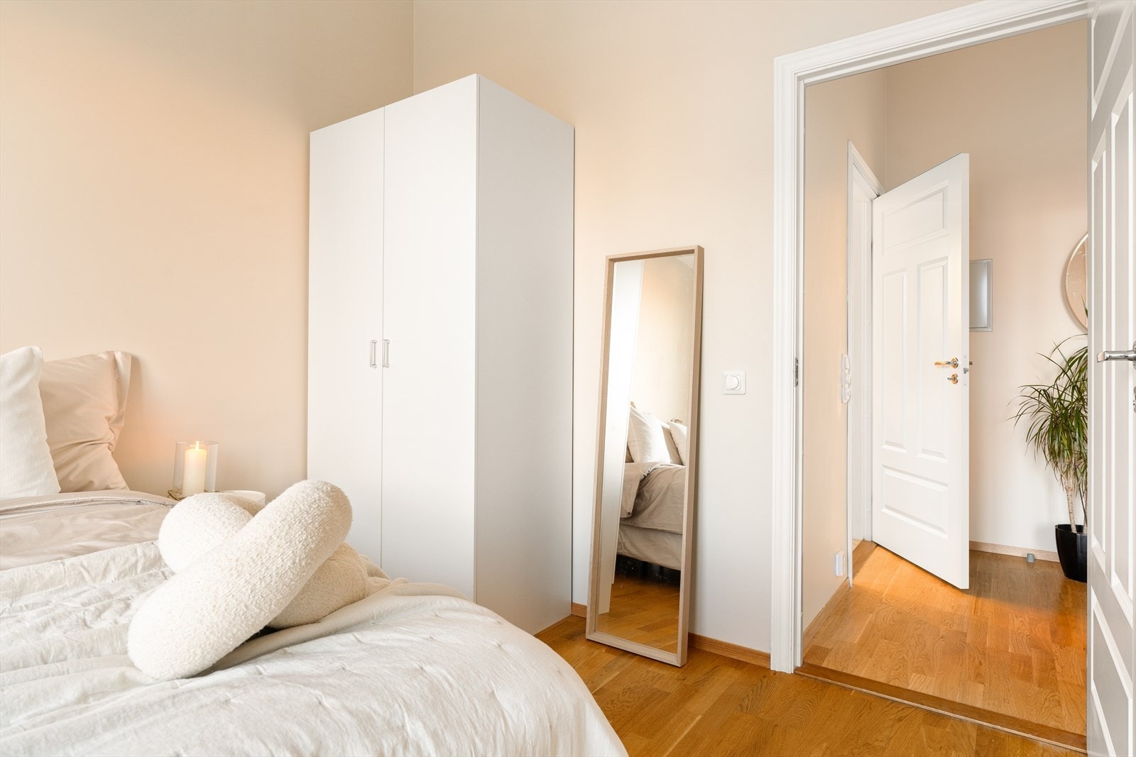 God plass til dobbeltseng og garderobeløsninger. Galleribilde