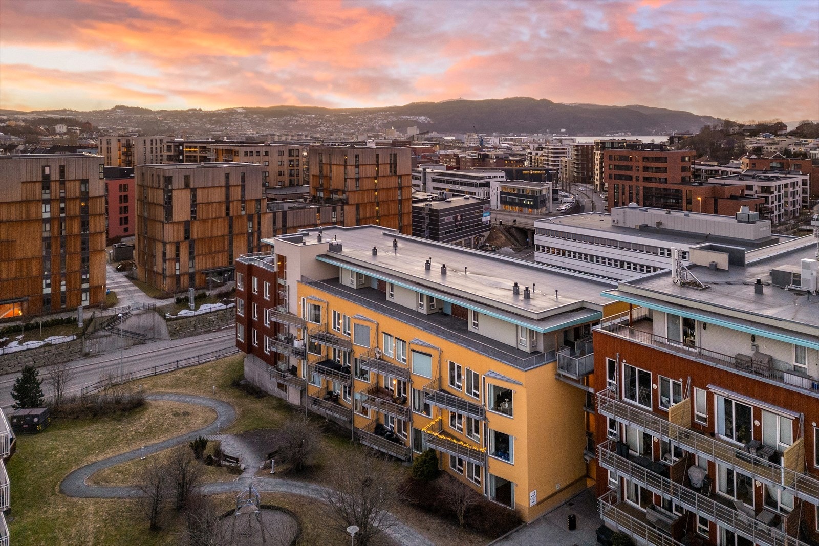 Leiligheten har en attraktiv beliggenhet på Lade. Leiligheten har en meget flott beliggenhet med nærhet til det aller meste! Galleribilde