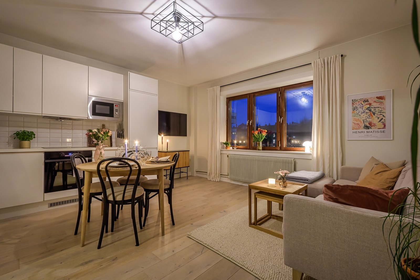 Det blir en lun og behagelig stemning i leiligheten om kvelden. Galleribilde