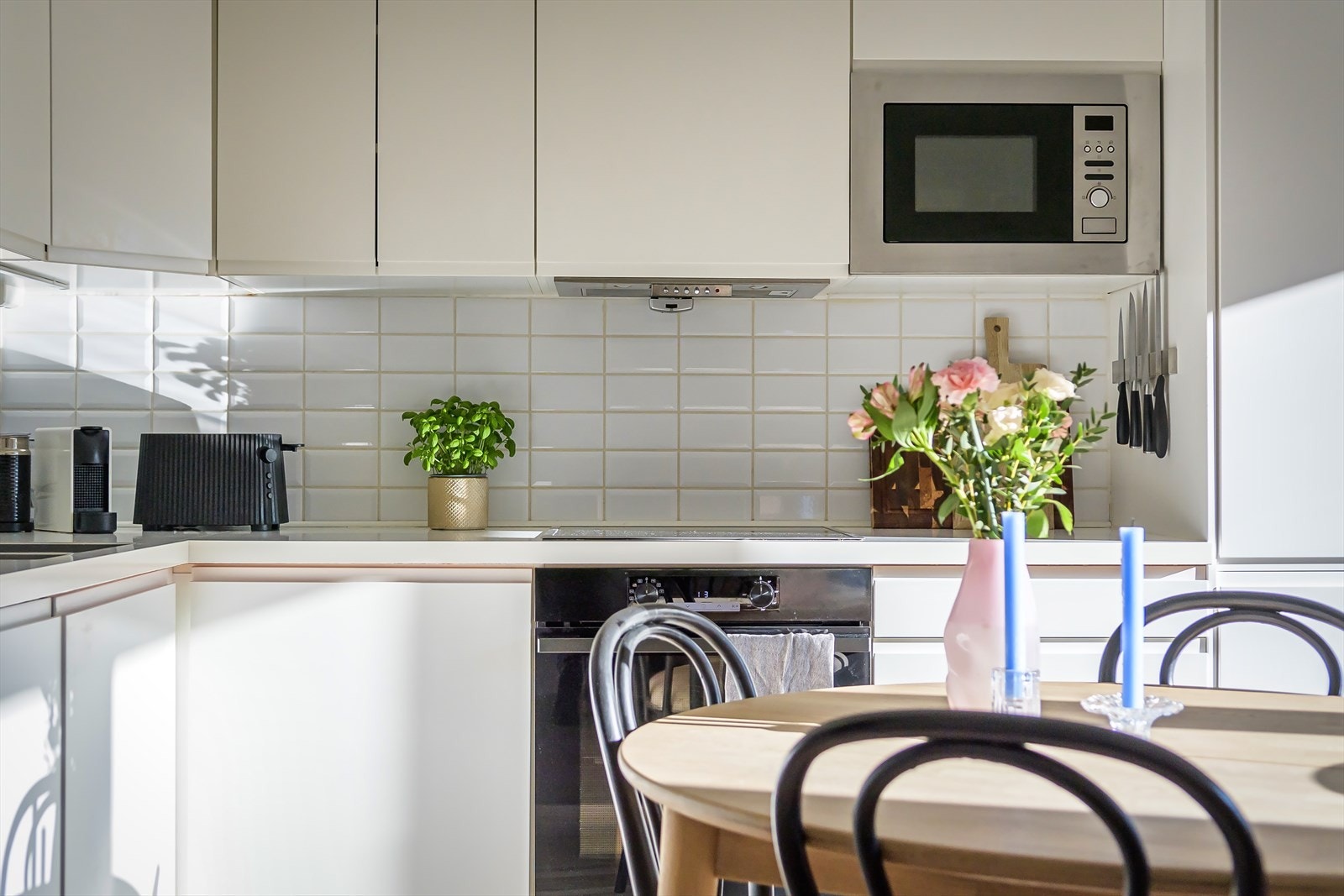 Kjøkkenet er utstyrt med både komfyrvakt og automatisk lekkasjestopper. Galleribilde