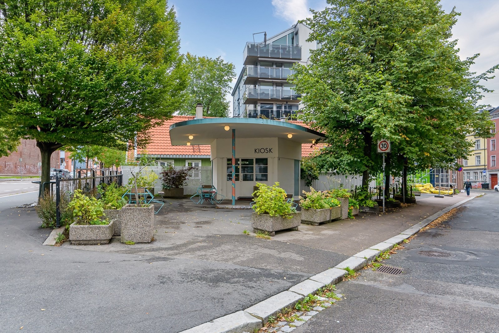 Kiosk! er en relativt ny kafé i en gammel bensinstasjon på Galgeberg. Med sitt søte uttrykk og fine uteservering er dette et hyggelig sted for en kaffekopp. Galleribilde