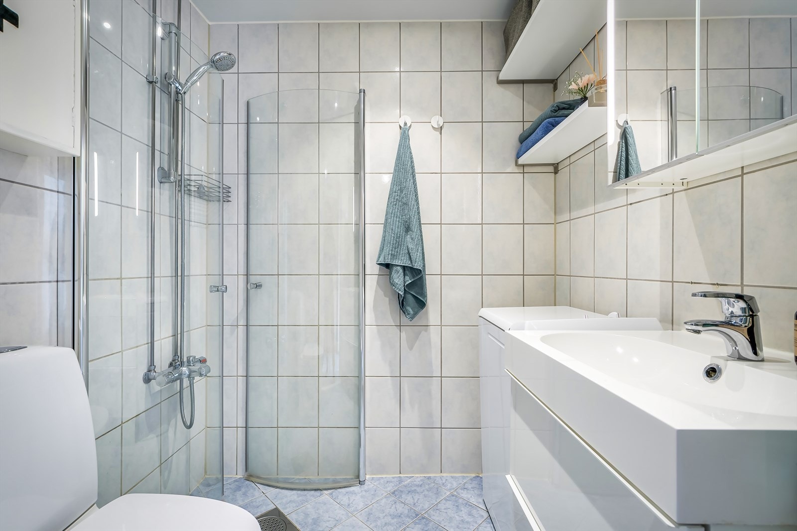 Flislagt baderom som ble pusset opp i regi av borettslaget i 2005. Badet har elektriske varmekabler i gulv og opplegg for vaskemaskin. Galleribilde