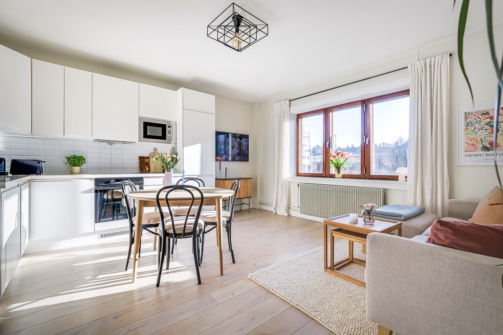 Boligen har store vindusflater som sørger for et flott naturlig lysinnslipp gjennom hele dagen. Galleribilde