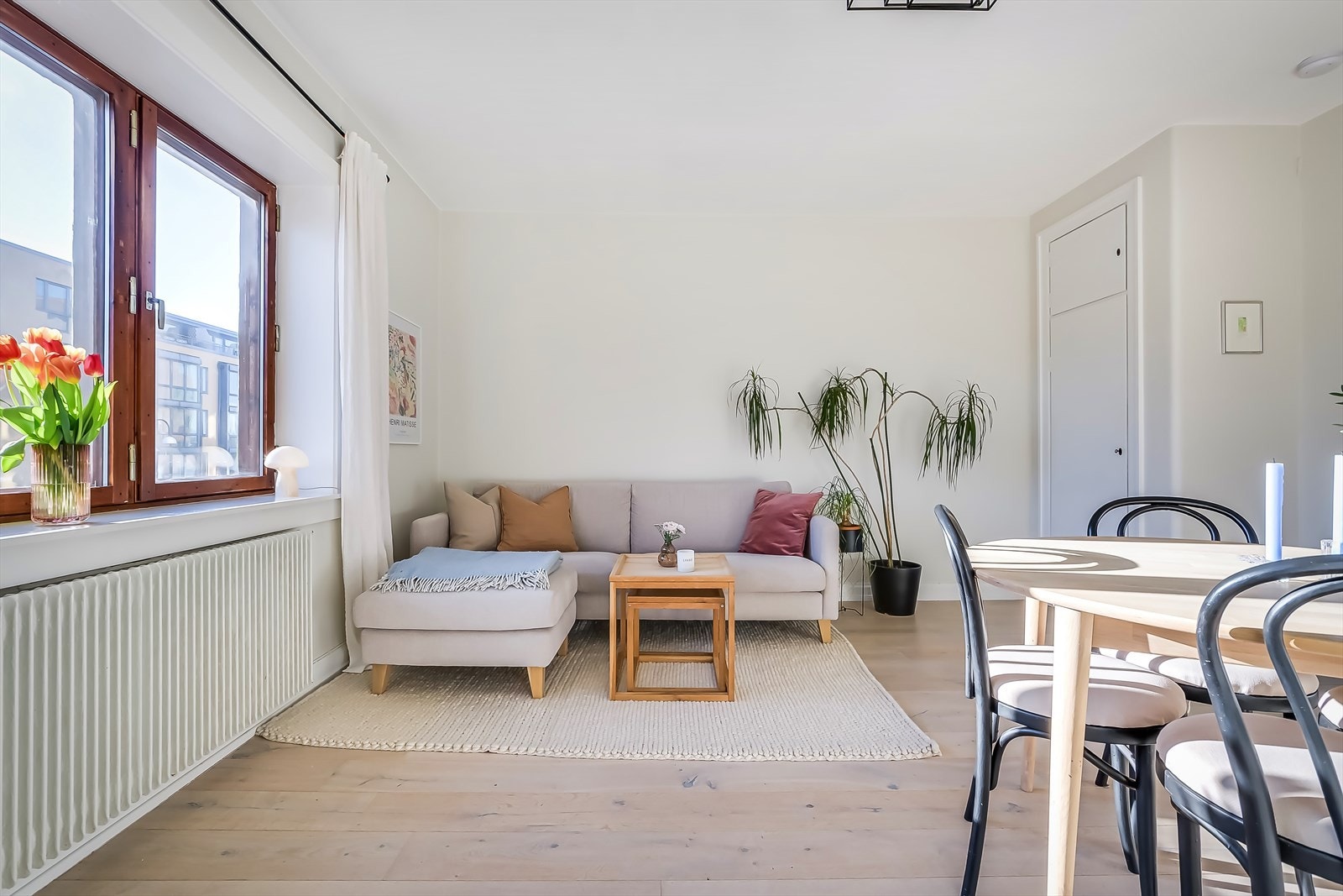 Dette er en lys og koselig 2-roms leilighet med gjennomgående planløsning og etterspurt beliggenhet i populært borettslag nær butikker og offentlig transport. Galleribilde