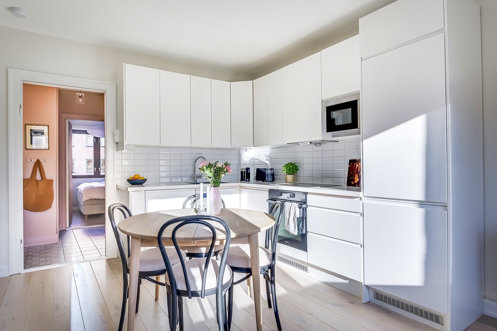 Kjøkkenet fremstår tidsriktig og praktisk med integrerte hvitevarer som stekeovn, platetopp, kjøl- og fryseskap samt oppvaskmaskin. Galleribilde