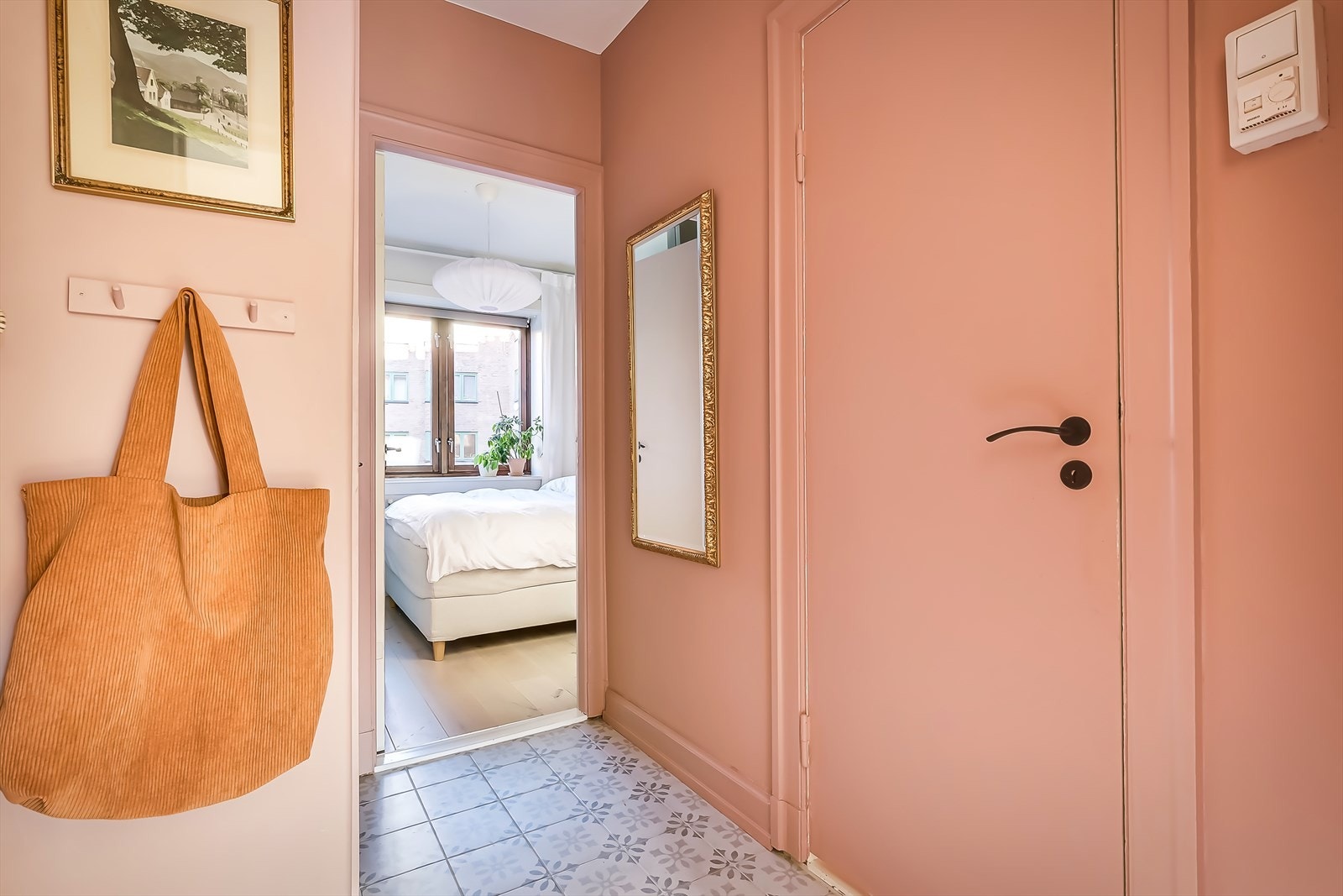 Velkommen inn! Entréen er malt i en farge det er umulig å ikke bli glad av, og ble pusset opp med flislagt gulv med elektriske varmekabler i 2022. Galleribilde