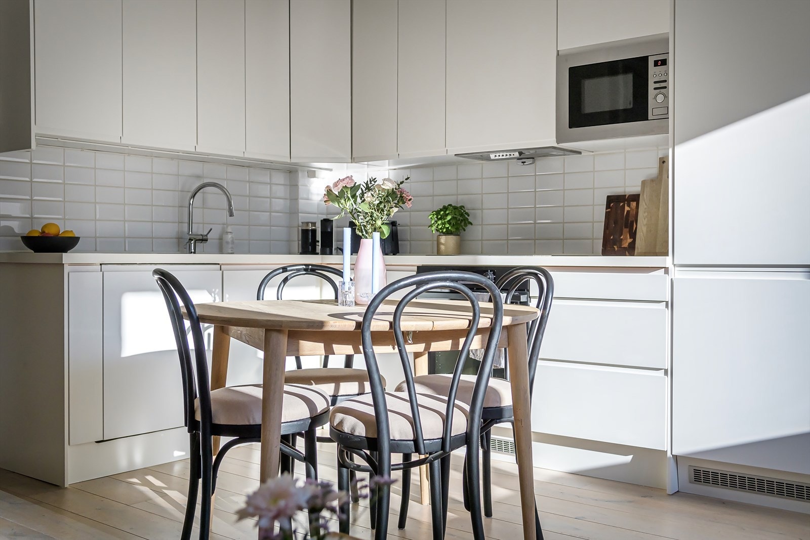 Et behagelig oppholdsrom med plass til spisebord og et kjøkken som passer godt inn i rommet. Galleribilde