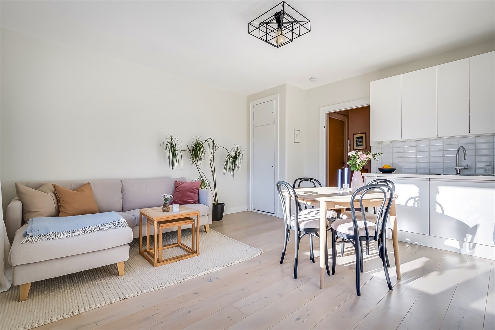 Leiligheten er en opprinnelig 1-roms som er bygget om til 2-roms ved å flytte kjøkkenet ut i stuen. Galleribilde