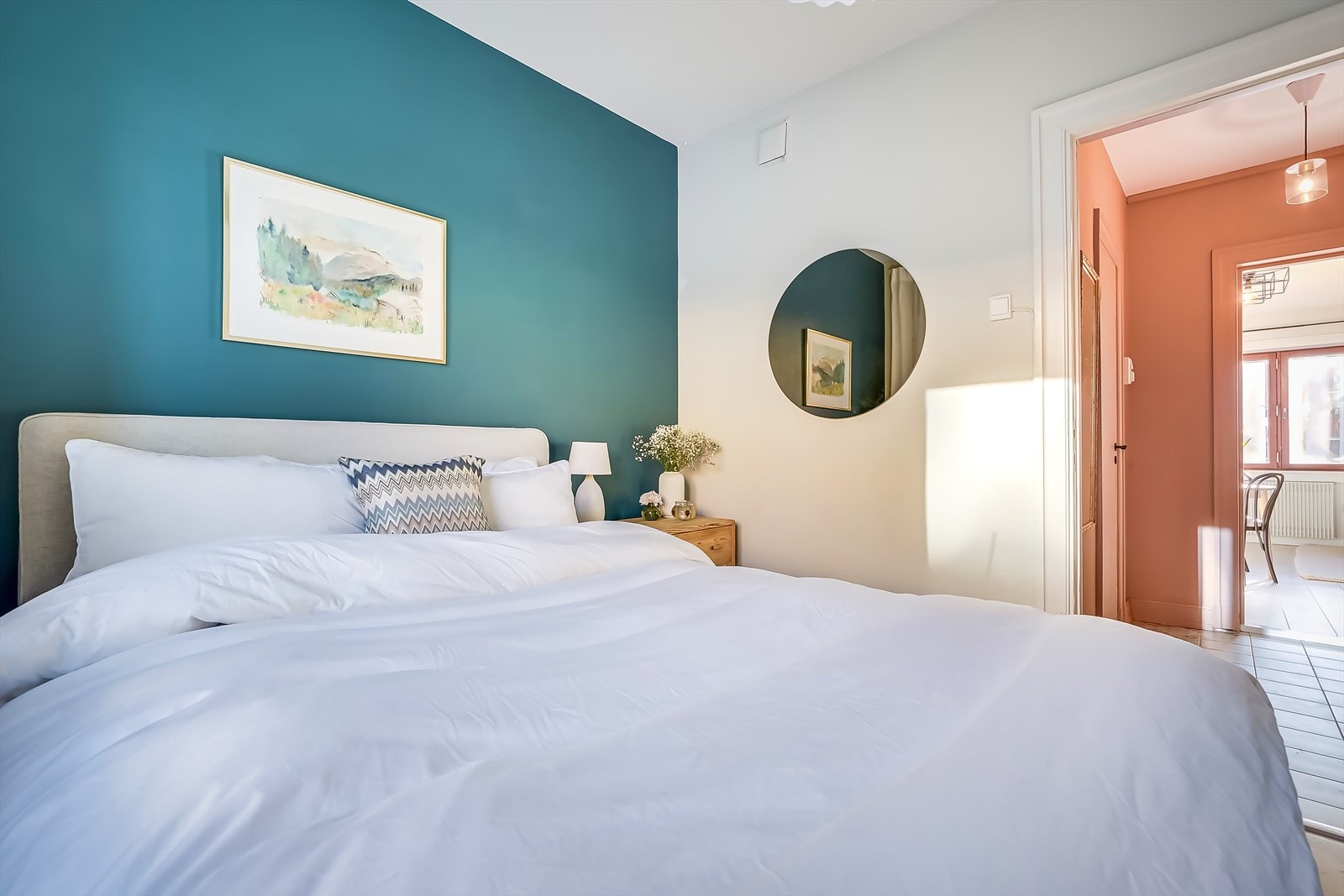 Behagelig soverom med plass til dobbeltseng og nattbord. Galleribilde