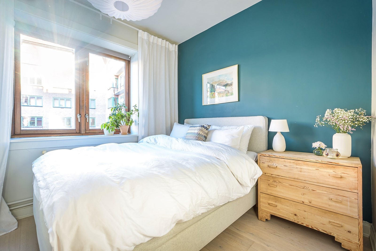 Soverommet vender inn mot bakgården og innbyr til en god natts søvn. Galleribilde