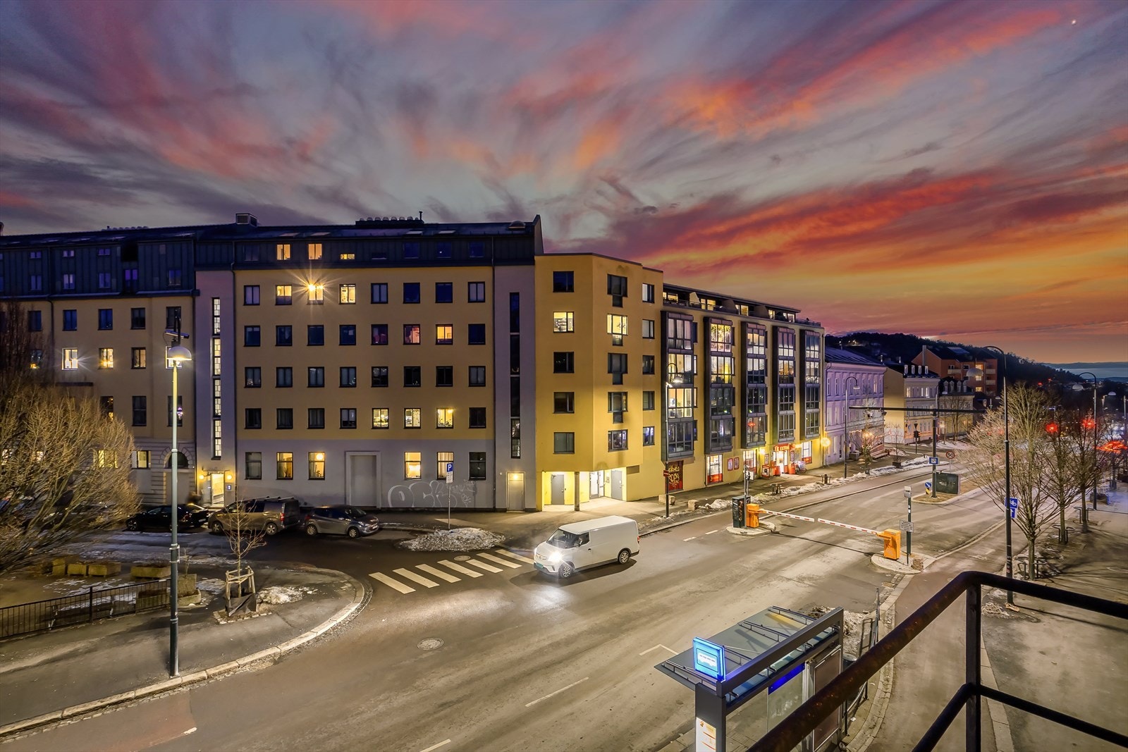 Utsikt fra stuen. Det er 30-sone i gaten utenfor, og veien er stengt av med bom som begrenser gjennomkjøringen. Galleribilde