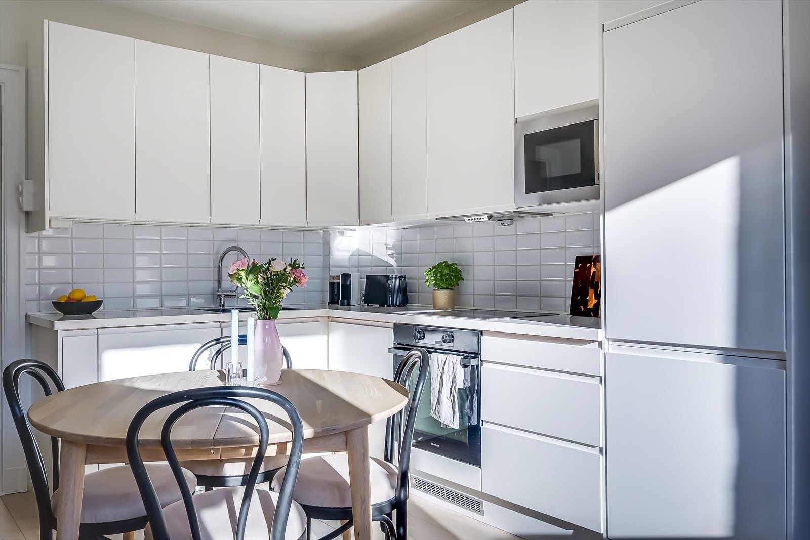 Kjøkkenet er levert av Epoq i 2016 og har rikelig med skap- og benkeplass. Enkelte fronter ble skiftet i 2025. Galleribilde