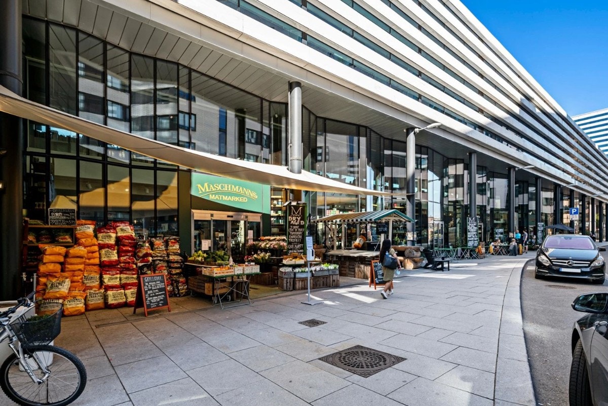 Eksklusive Maschmanns Matmarked tilbyr frukt og grønt, kjøtt, fisk, ost, vin og pizza i elegante, moderne omgivelser. Galleribilde