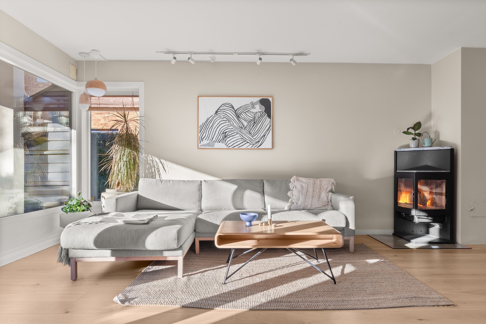 Stuen har god plass til stor sofasalong, spisestue og øvrige stuemøblement. Galleribilde