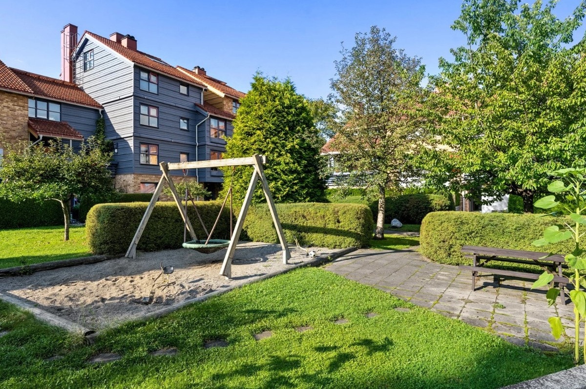 Attraktivt og familievennlig område med kort vei til barnehager, skoler, butikker og fantastiske turmuligheter. Galleribilde