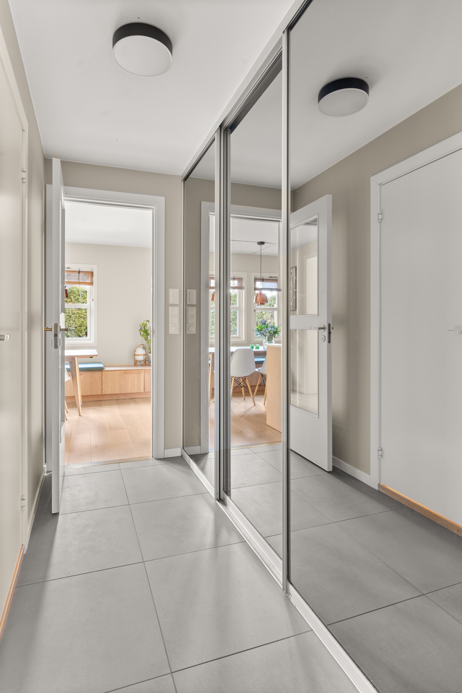 Her er det god plass til oppbevaring av sko og yttertøy og gode oppbevaringsmuligheter i plassbygd skyvedørsgarderobe. Galleribilde