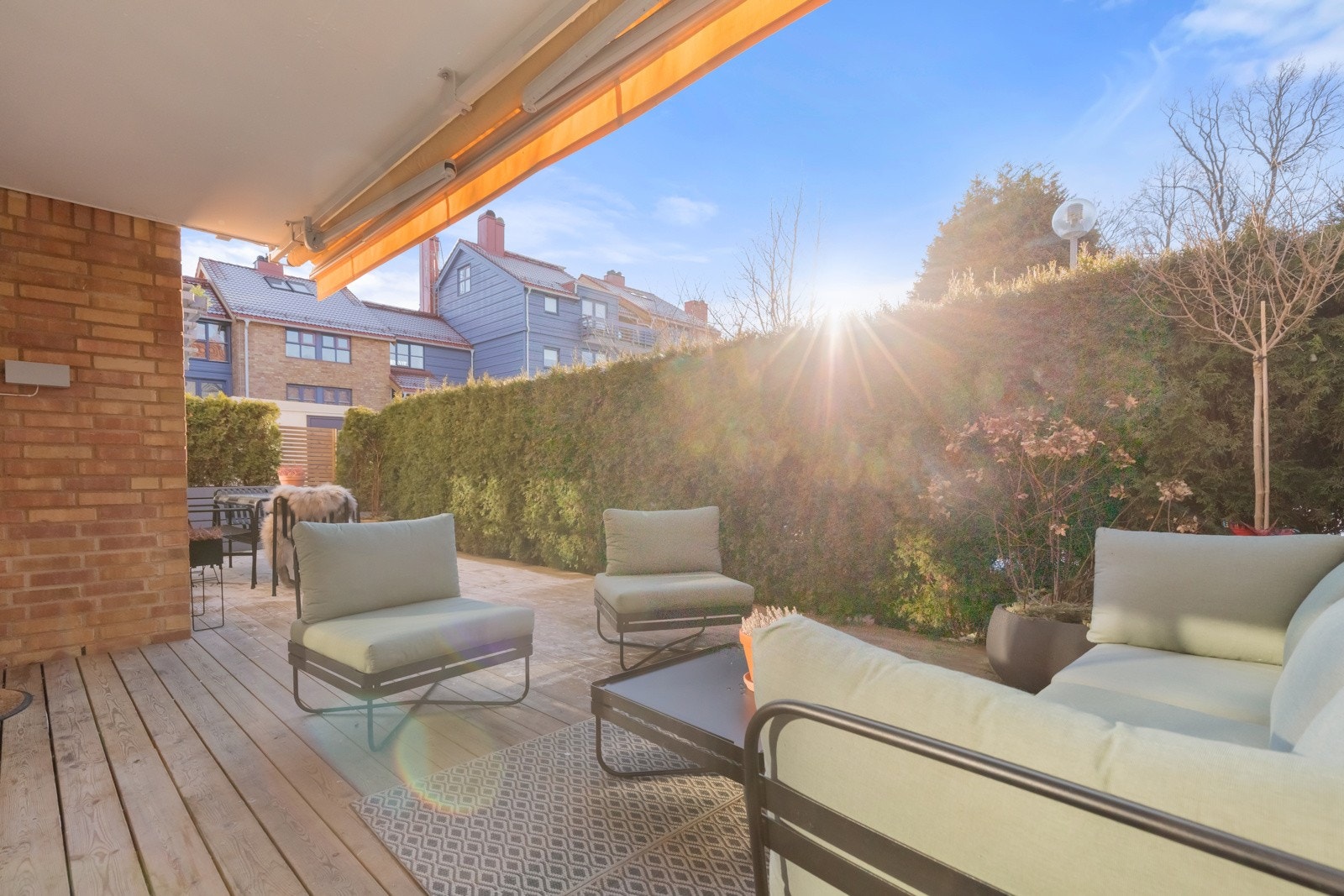 Her får man rekkehusfølelse med stor terrasse med usjenert beliggenhet. Galleribilde