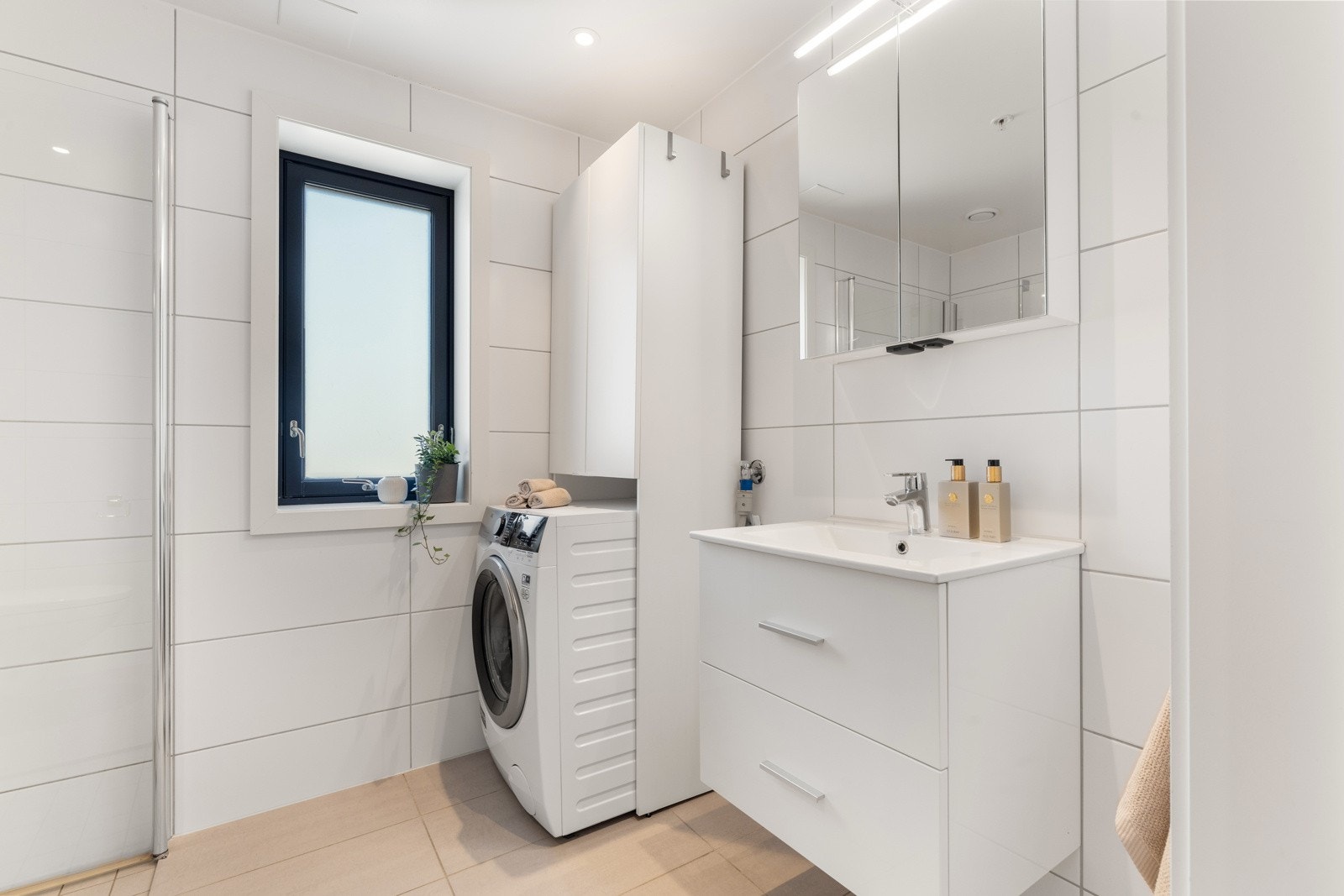 Opplegg for vaskemaskin på badet. Galleribilde