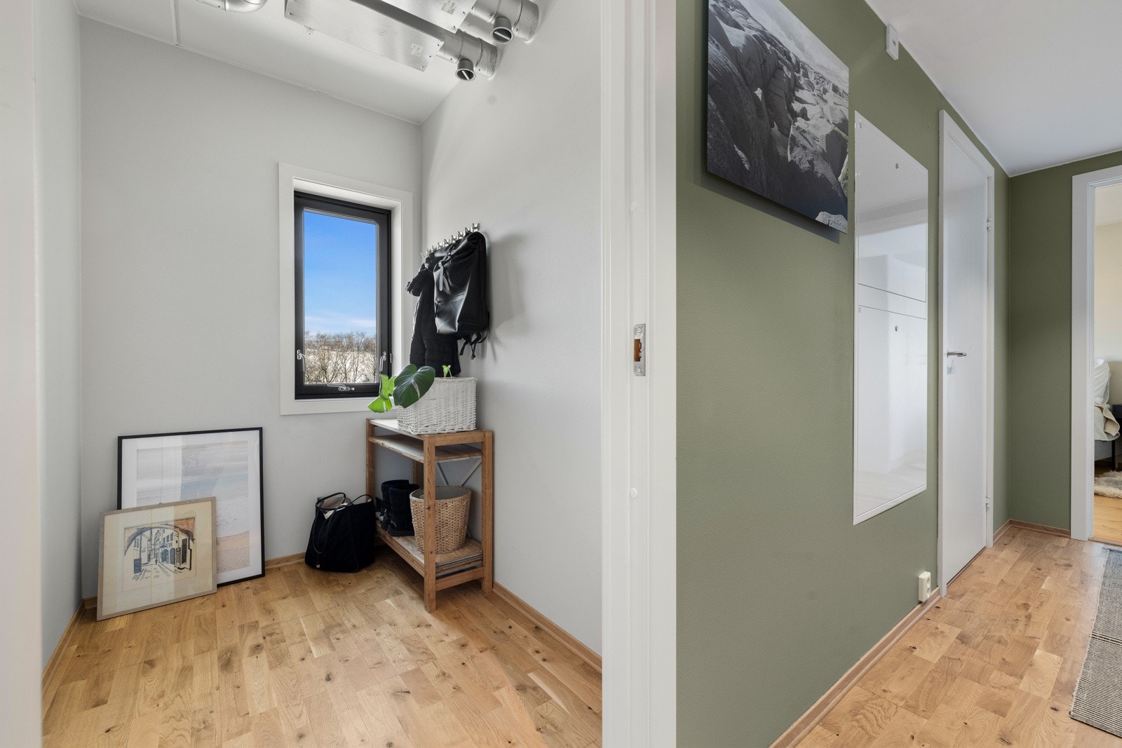 Innvendig bod i tilknytning til entreen. Det er også kjellerbod på ca. 5 m². Galleribilde