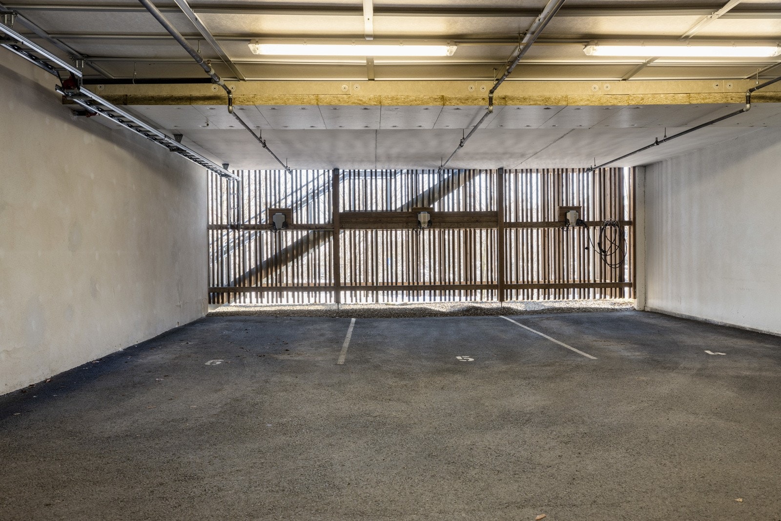 Eier ikke en bestemt plass, men har bruksrett til en garasjeplass i parkeringsarealet som er sameiets fellesareal. Galleribilde