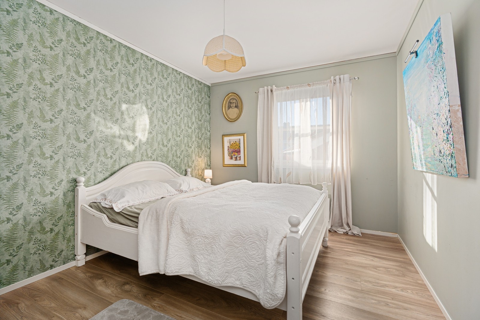 Lyst og romslig soverom med god plass til dobbeltseng og garderobeskap Galleribilde