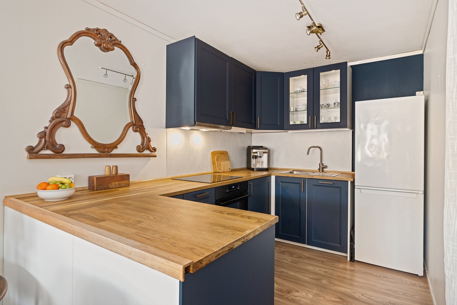 Kjøkken fra 2020 med god skap - og benkeplass. Galleribilde