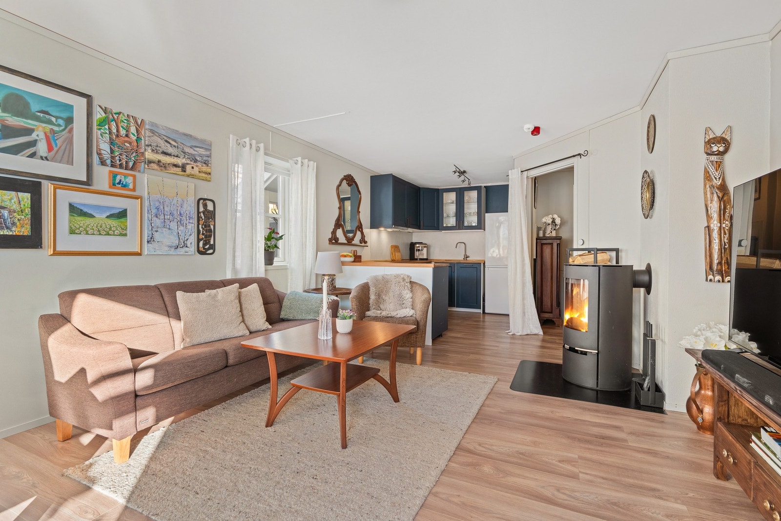 Fin og praktisk åpen kjøkken- og stueløsning med god plass til sofa, spisebord med tilhørende møblement. Galleribilde