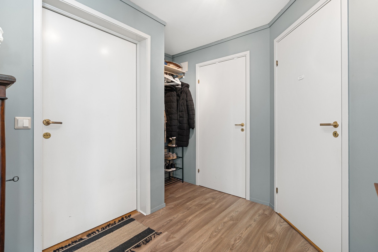 Gangen har god plass til å henge fra seg sko og yttertøy. Inngang til praktisk innvendig bod, baderom og stue fra gang. Galleribilde