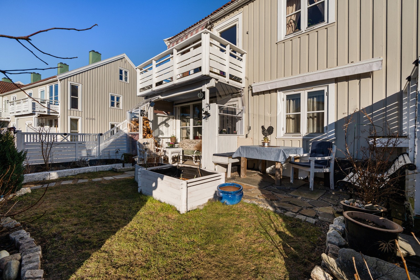 Flott hellebelagt uteplass med liten hage Galleribilde