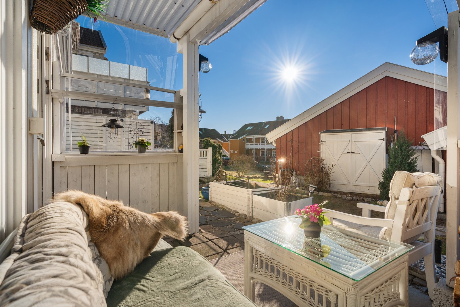 Hyggelig og solrik hage Galleribilde