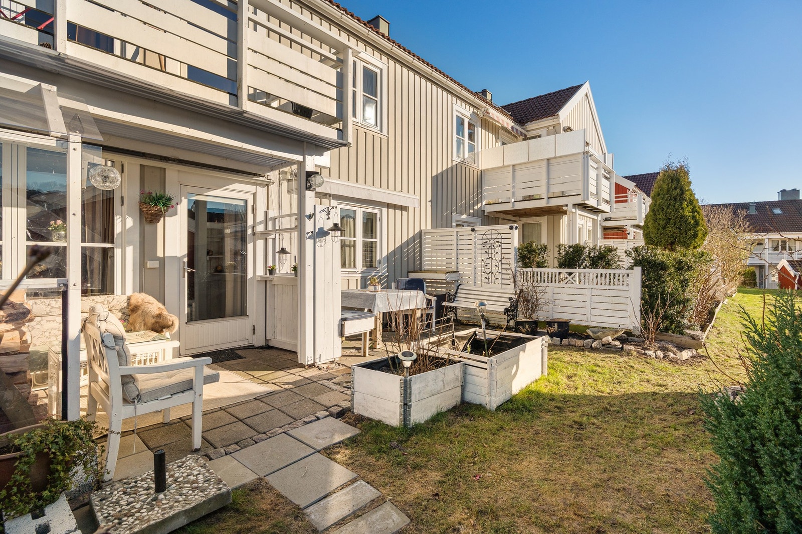 Fin og skjermet hage med flere fine sitteplasser Galleribilde