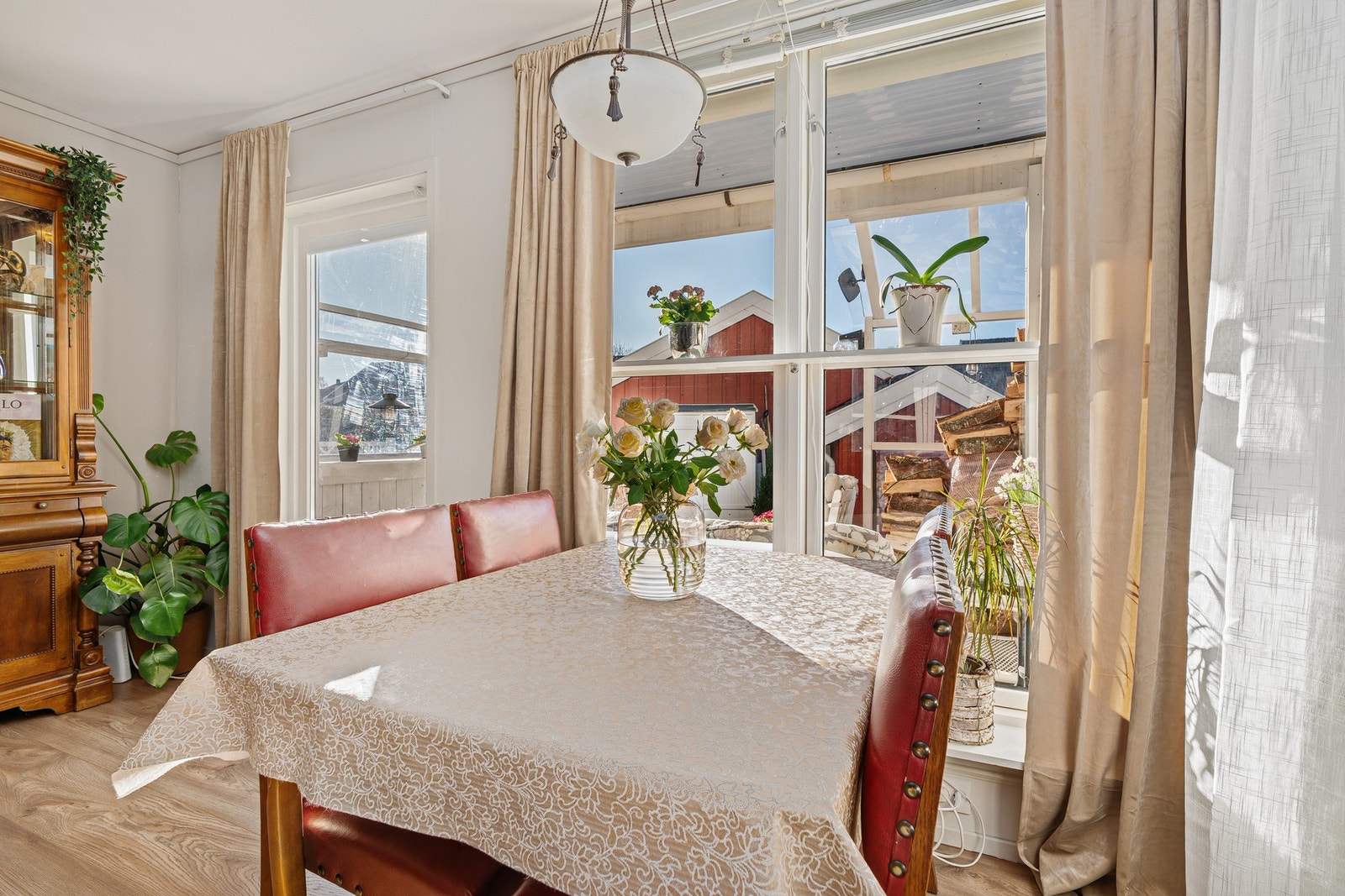 Store vindusflater som sørger for gode lysinnslipp i leiligheten. Direkte utgang til hagen fra stue. Galleribilde