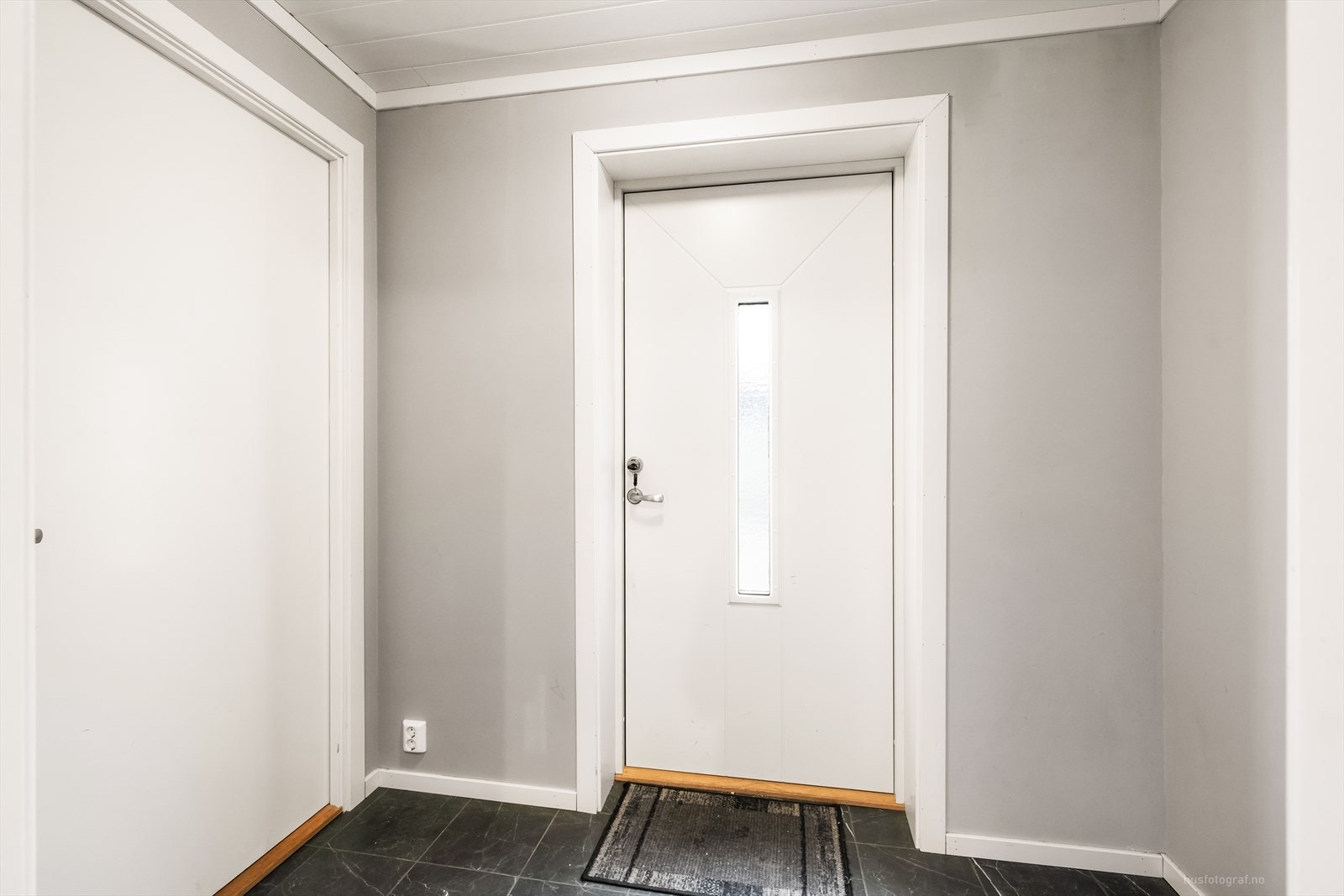 Felles inngangsparti til hoveddel og utleiedel. Det er egne inngangsdører inn til hver del. Galleribilde
