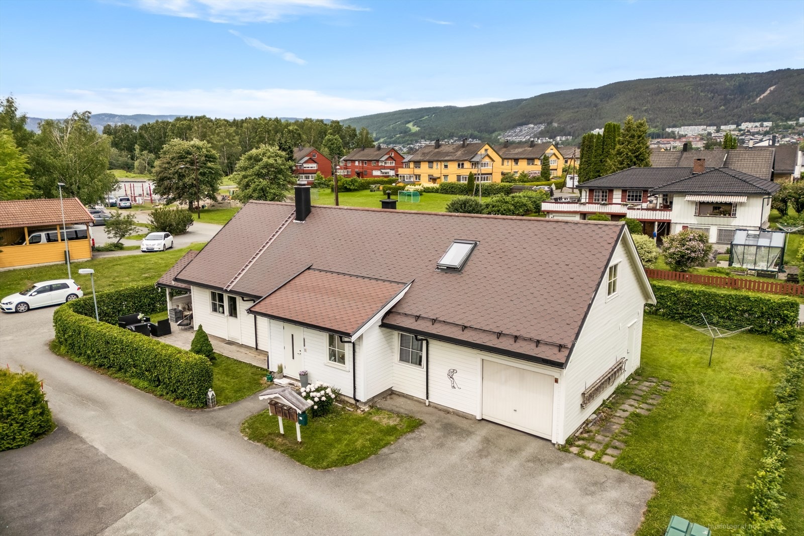 Flott hjørnetomt som er pent opparbeidet. Galleribilde