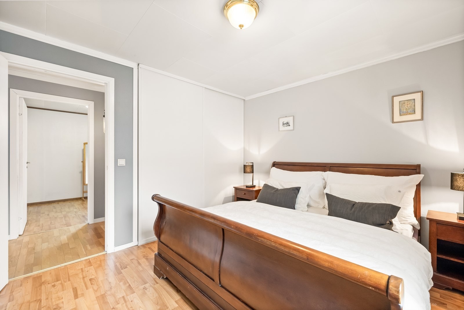 Det er skyvedørsgarderobe i hovedsoverommet. Galleribilde