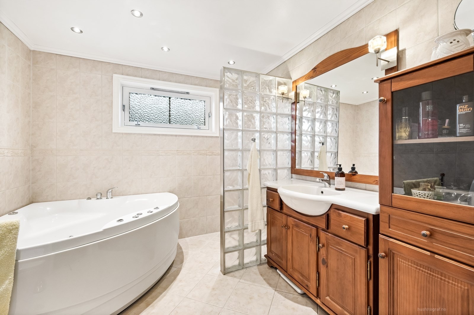 Delikat flislagt bad med varmekabler i gulv og downlights i tak. Galleribilde