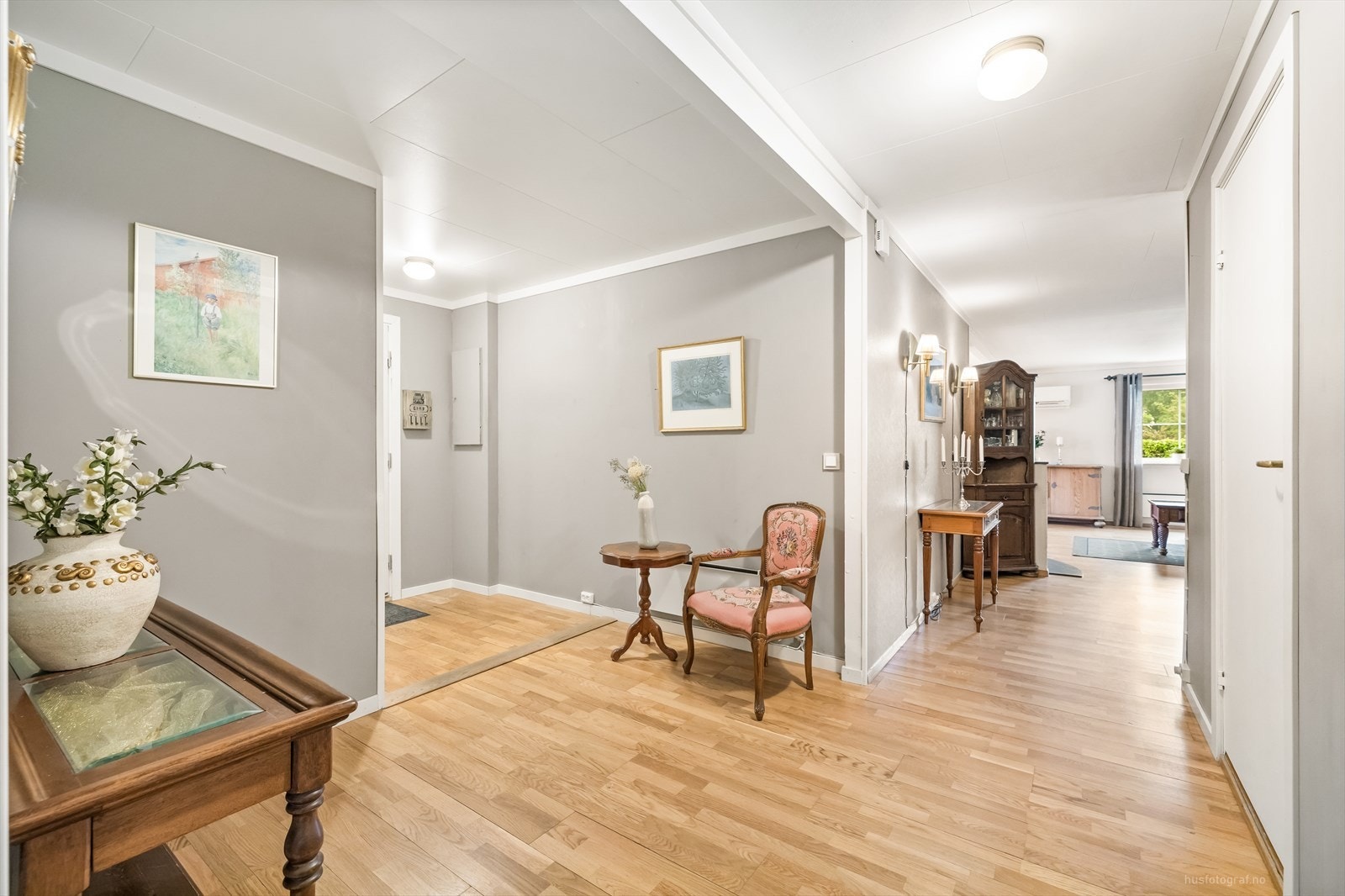 Hall/gang mot stue. Galleribilde