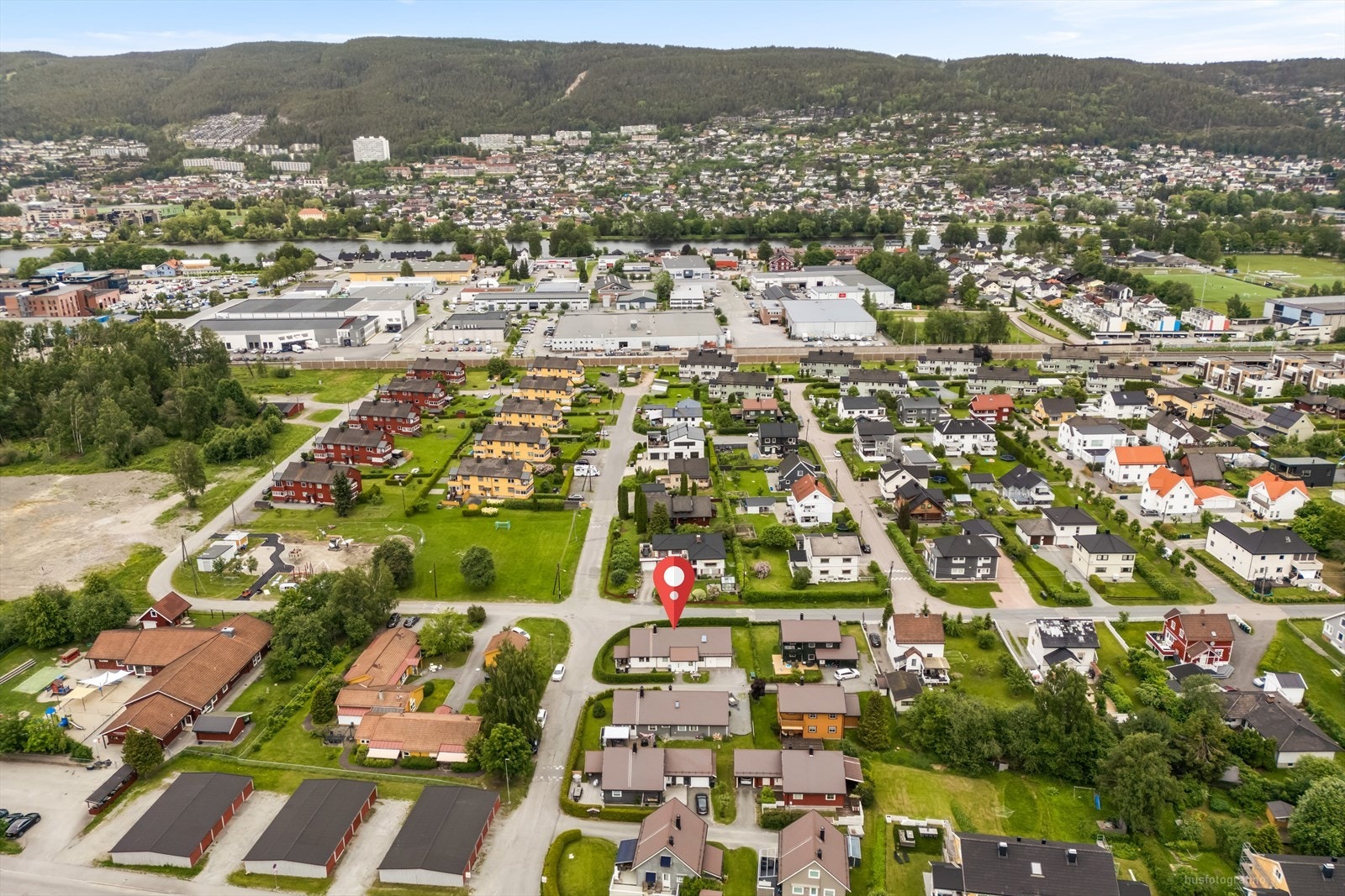 Det er asfaltert innkjørsel og gårdsplass. Galleribilde