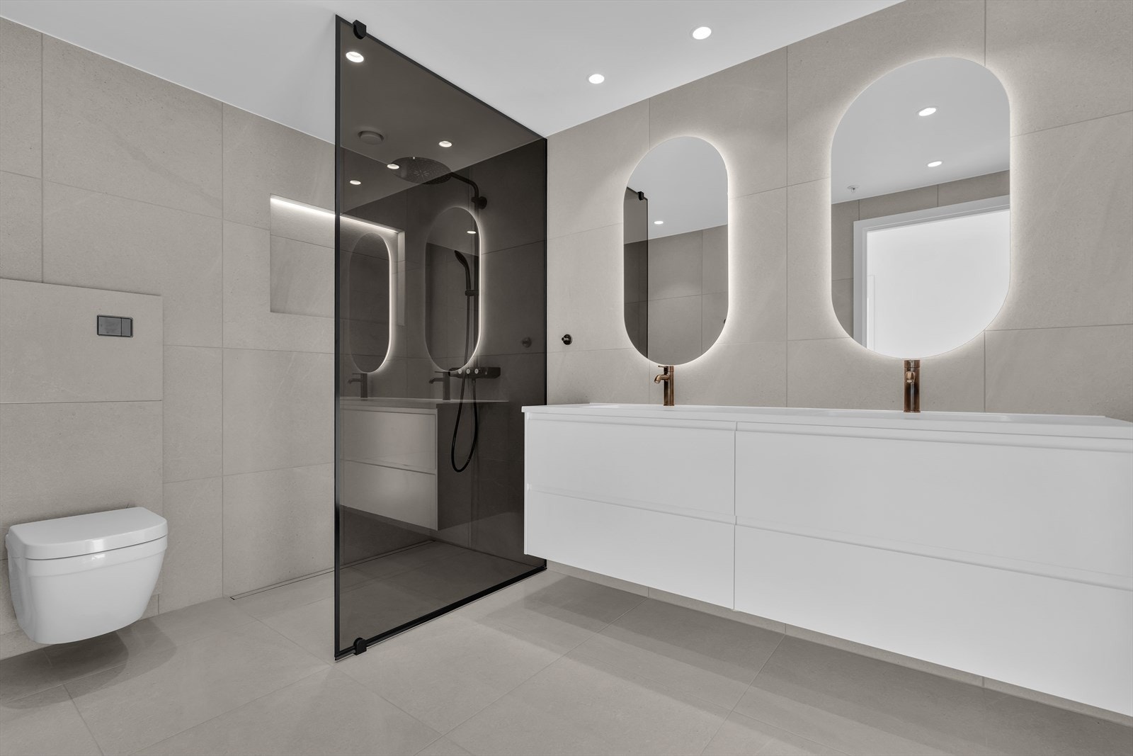 Leiligheten har to bad. Dette flotte badet har inngang fra hovedsoverommet. Galleribilde