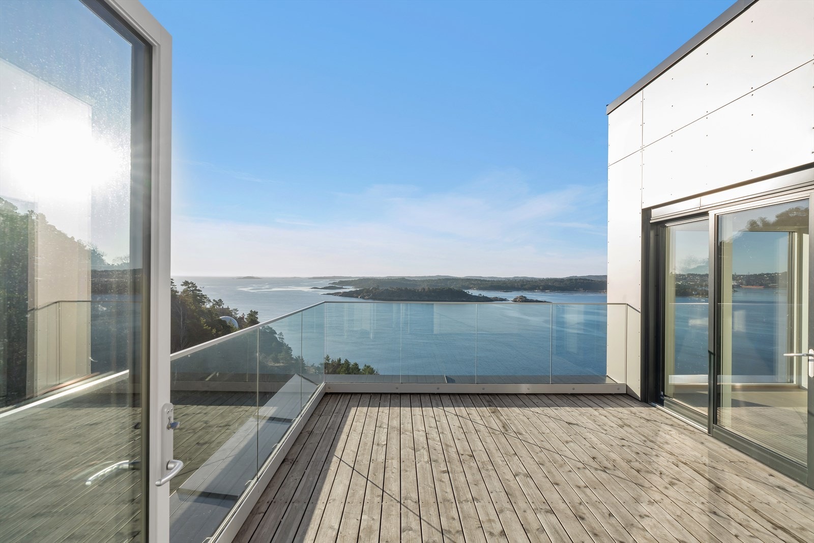 Leiligheten har to terrasser med god solforhold og nydelig utsikt Galleribilde