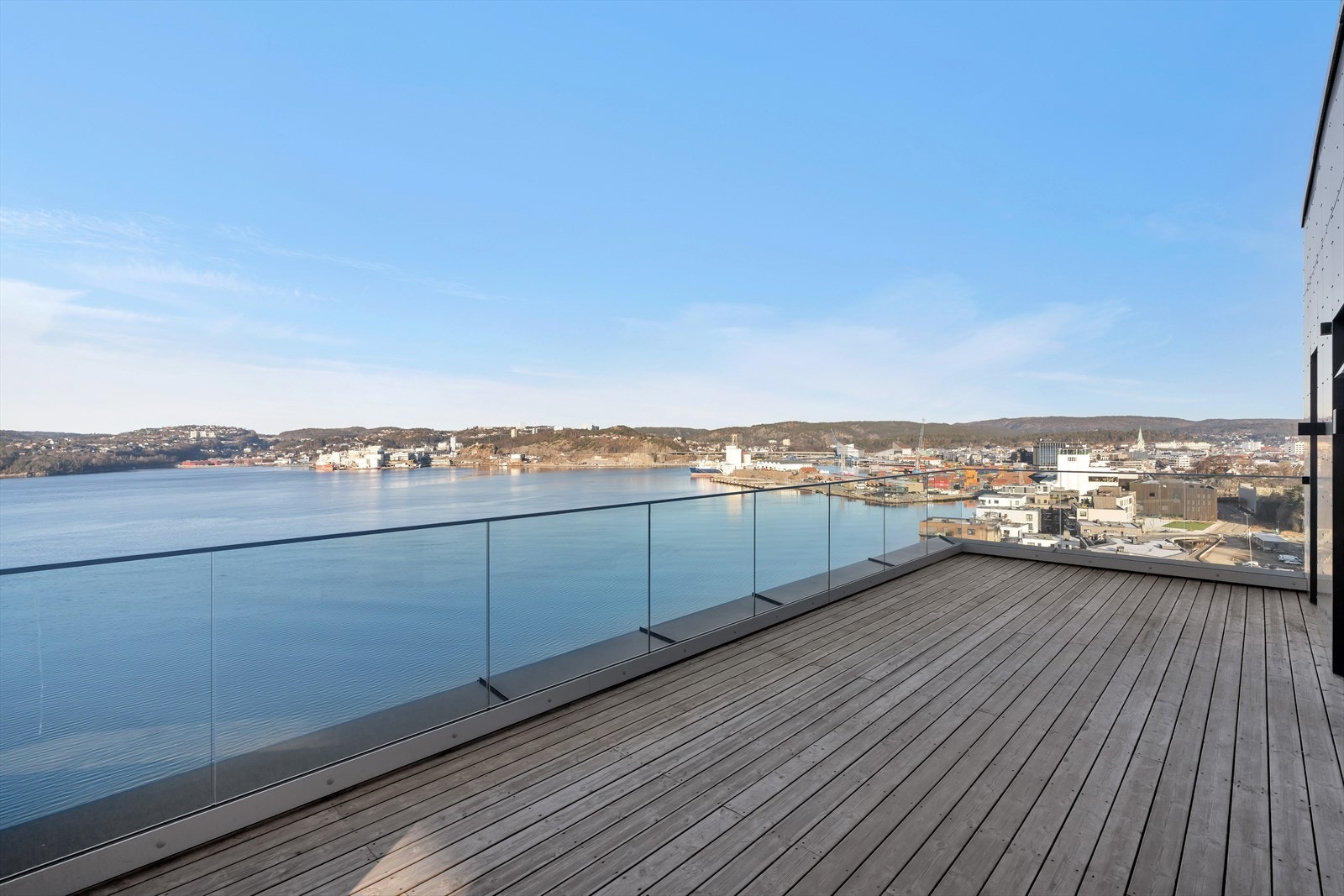 Nydelig utsikt mot tidligere byggetrinn i Kanalbyen, Lagmannsholmen og sentrum Galleribilde