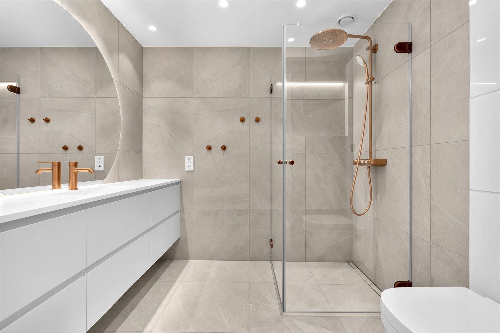 Moderne og flott baderom med inngang fra gangen. Galleribilde