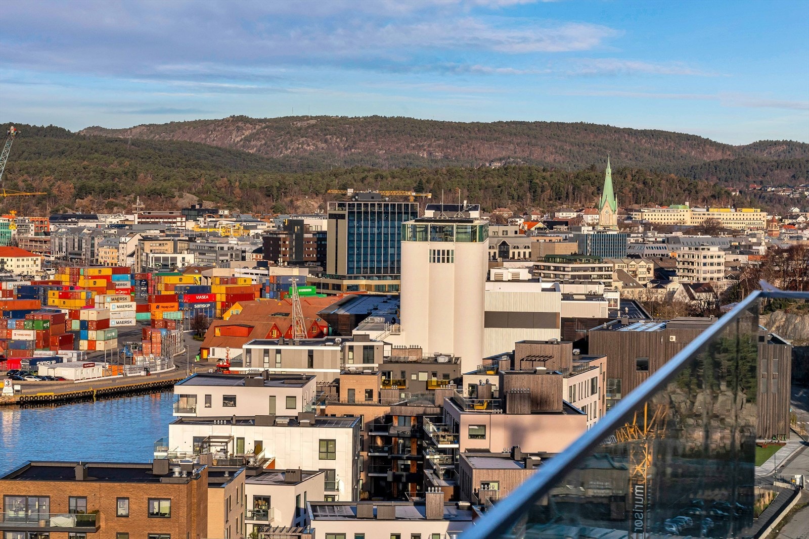 Kunstsiloen og del av sentrum ses her Galleribilde