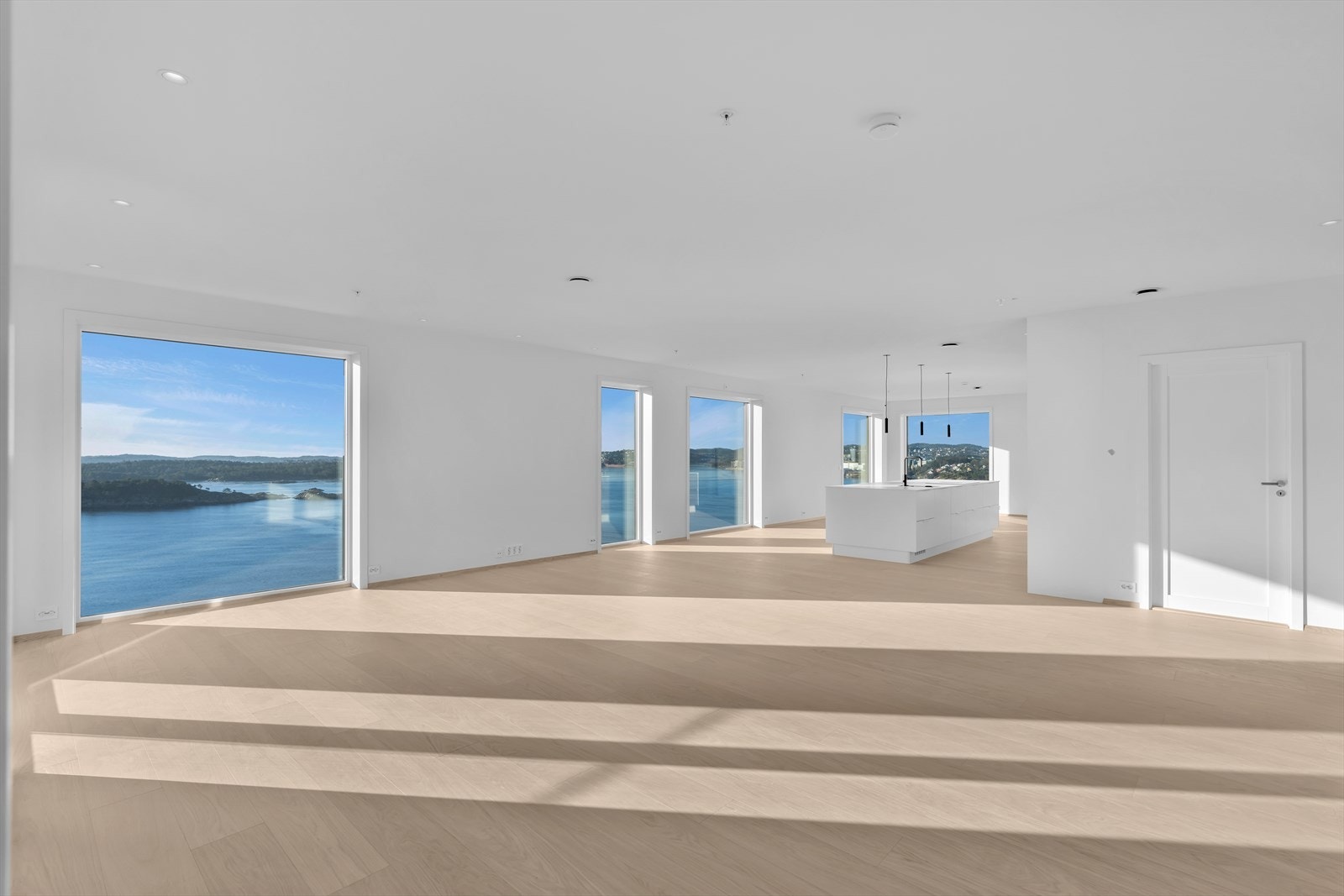 Stor stue med store vindusflater der man kan nyte utsikten Galleribilde