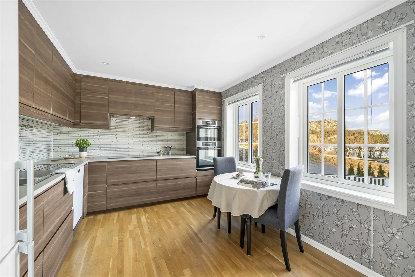 Lys og moderne kjøkkenkrok med utsikt. Perfekt for rolige frokoster med utsyn mot naturskjønne omgivelser. Galleribilde