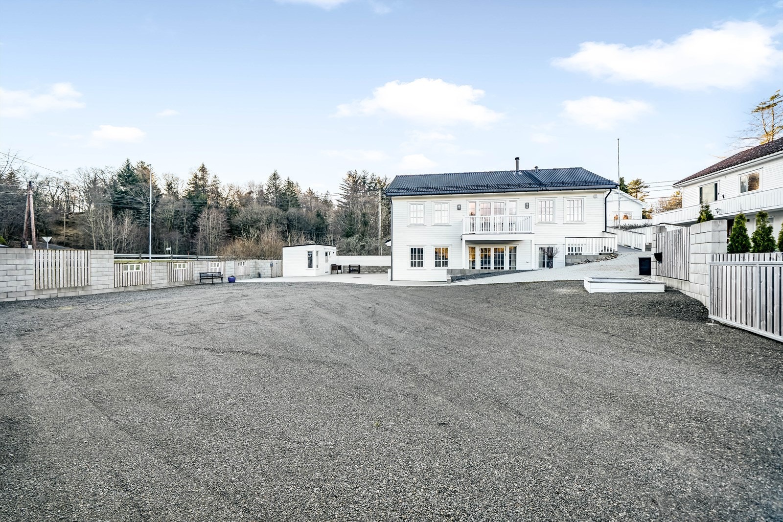 Romslig eiendom med stor plass til parkering. Galleribilde