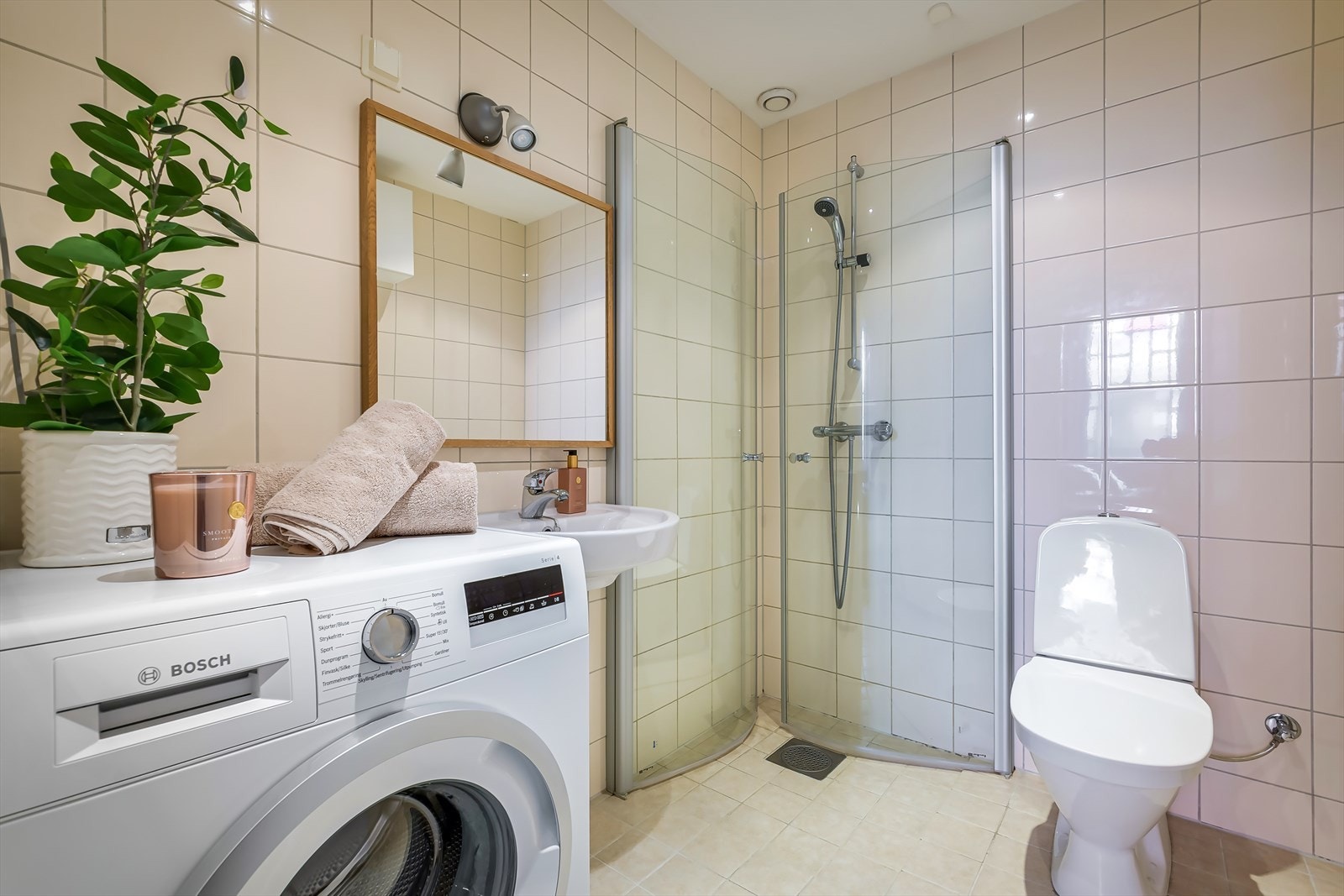 Fra soverommet tar man seg videre inn til badet. Galleribilde