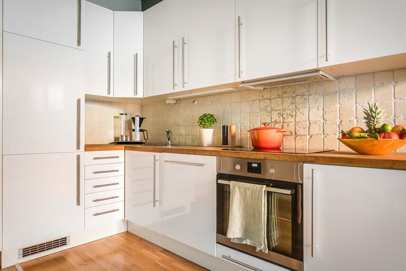 Integrert i innredningen er kjøl/fryseskap og oppvaskmaskin, induksjonsplatetopp og stekeovn. Galleribilde